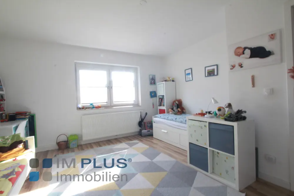 Außergewöhnliche 4–5-Zimmer-Wohnung inklusive zwei Einzelgaragen – Bild 6