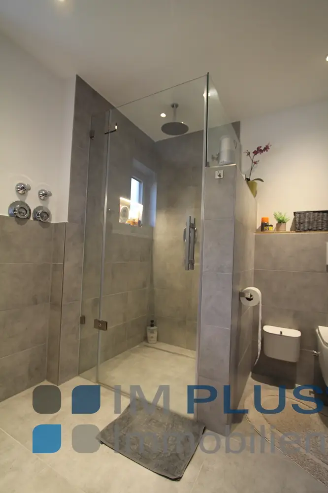 Außergewöhnliche 4–5-Zimmer-Wohnung inklusive zwei Einzelgaragen – Bild 3