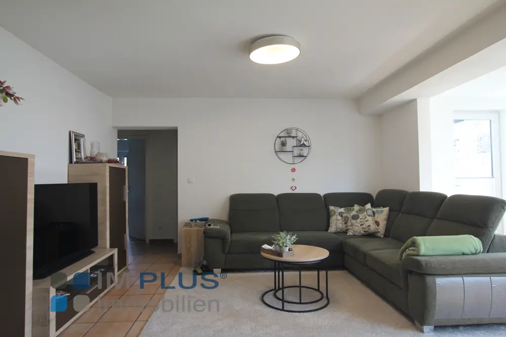 Außergewöhnliche 4–5-Zimmer-Wohnung inklusive zwei Einzelgaragen – Bild 4