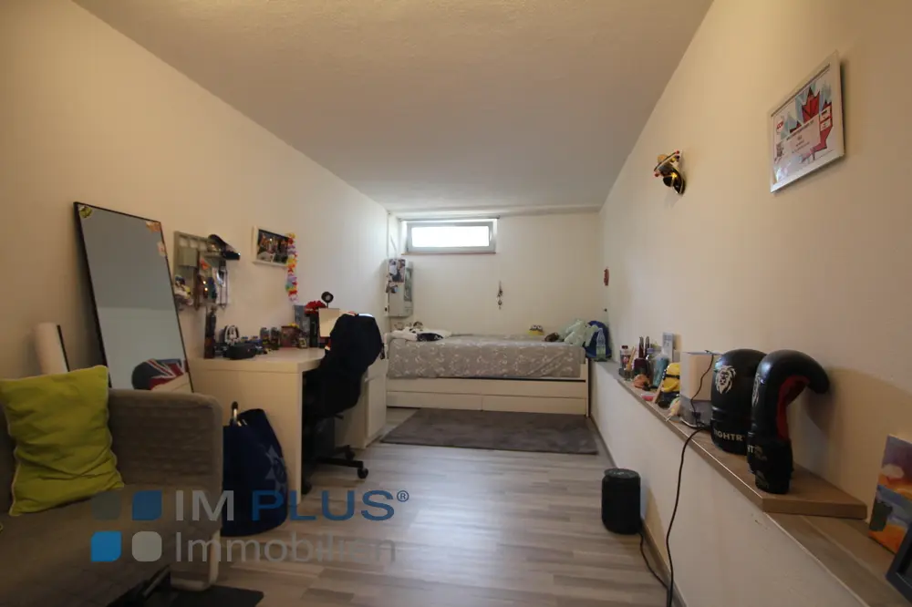 Außergewöhnliche 4–5-Zimmer-Wohnung inklusive zwei Einzelgaragen – Bild 9