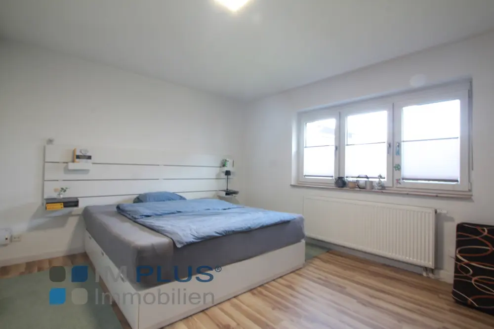 Außergewöhnliche 4–5-Zimmer-Wohnung inklusive zwei Einzelgaragen – Bild 11