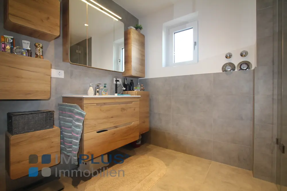 Außergewöhnliche 4–5-Zimmer-Wohnung inklusive zwei Einzelgaragen – Bild 13