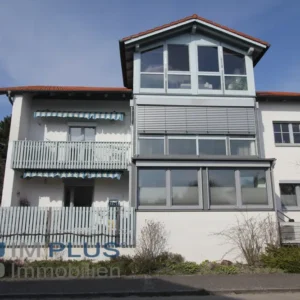 Außergewöhnliche 4–5-Zimmer-Wohnung inklusive zwei Einzelgaragen