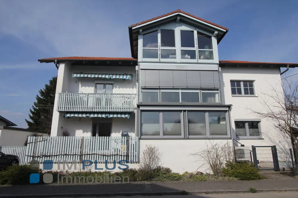 Außergewöhnliche 4–5-Zimmer-Wohnung inklusive zwei Einzelgaragen
