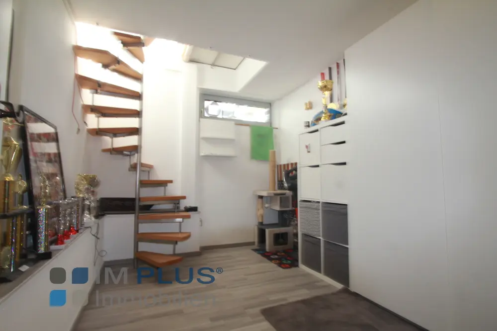 Außergewöhnliche 4–5-Zimmer-Wohnung inklusive zwei Einzelgaragen – Bild 15