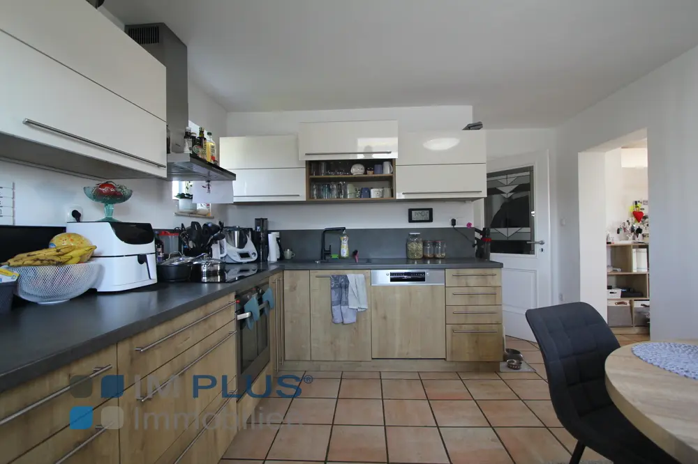 Außergewöhnliche 4–5-Zimmer-Wohnung inklusive zwei Einzelgaragen – Bild 17